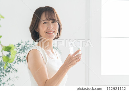 中間女人喝水 112921112