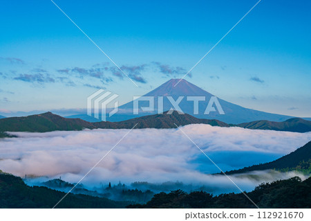 (Kanagawa Prefecture) Mt. Fuji seen from Hakone Daikanzan in the sea of clouds (Kanagawa Prefecture) Mt. Fuji seen from Hakone Daikanzan in the sea of clouds 112921670