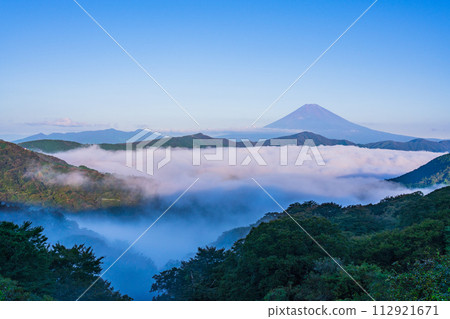 (Kanagawa Prefecture) Mt. Fuji seen from Hakone Daikanzan in the sea of clouds (Kanagawa Prefecture) Mt. Fuji seen from Hakone Daikanzan in the sea of clouds 112921671