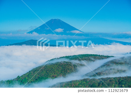 (Kanagawa Prefecture) Mt. Fuji seen from Hakone Daikanzan in the sea of clouds 112921679