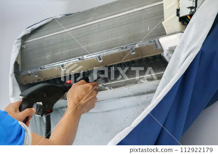 air conditioning cleaning service with water spray 112922179