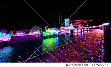 Love Stream is where words of love from all over the world are reflected beautifully on the surface of the water. 112922233