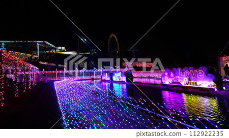 Love Stream is where words of love from all over the world are reflected beautifully on the surface of the water. 112922235