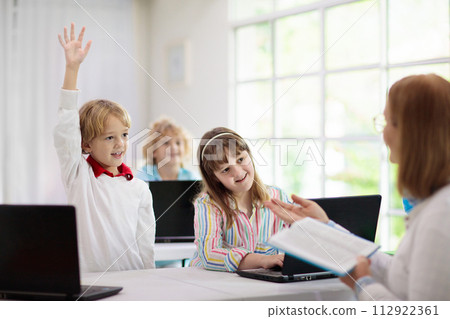 Online remote learning. School kids with computer. 112922361