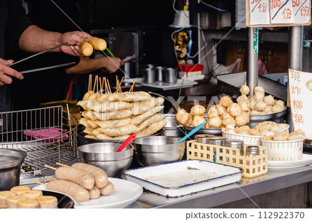 Taiwan food stall night market 112922370