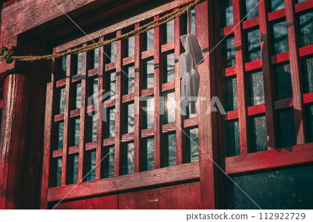 朝陽照耀的神樂堂【花長稻荷神社】 112922729