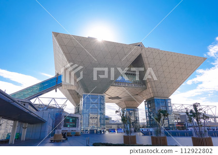 陽光明媚的東京國際展示場會議大樓（東京都江東區） 112922802