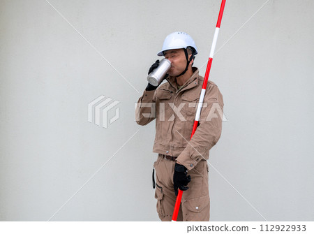 On-site workers hydrate themselves between tasks. 112922933