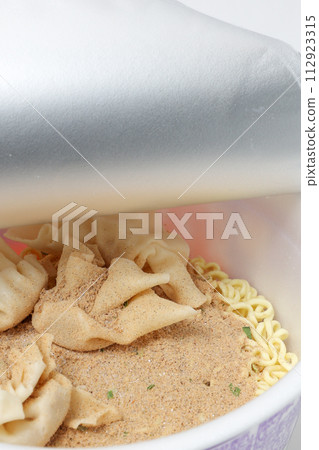 拉麵、泡麵、泡麵、方便食品、容器、塑膠、麵條、麵條、麵條 拉麵、泡麵、泡麵、方便食品、容器、塑膠、麵條、麵條、麵條 112923315