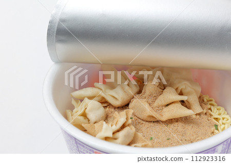 拉麵、泡麵、泡麵、方便食品、容器、塑膠、麵條、麵條、麵條 拉麵、泡麵、泡麵、方便食品、容器、塑膠、麵條、麵條、麵條 112923316