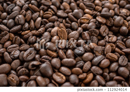 Fresh roasted brown coffee beans background Fresh roasted brown coffee beans background 112924014