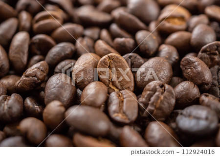 Fresh roasted brown coffee beans background Fresh roasted brown coffee beans background 112924016