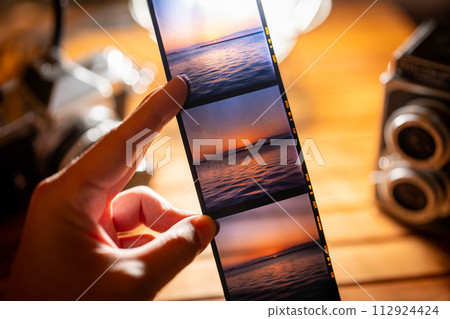 [Reversal film] Person watching the film [First person perspective] 112924424