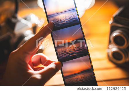 [Reversal film] Person watching the film [First person perspective] 112924425