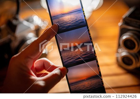 [Reversal film] Person watching the film [First person perspective] 112924426