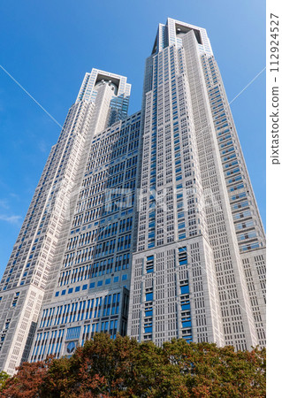 秋天的東京都廳大廈在晴朗的藍天的襯托下高聳入雲(東京都新宿區) 秋天的東京都廳大廈在晴朗的藍天的襯托下高聳入雲(東京都新宿區) 112924527