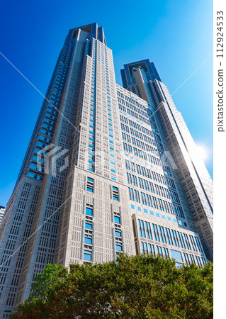 Tokyo Metropolitan Government Building towering against the clear blue sky in autumn (Shinjuku-ku, Tokyo) 112924533