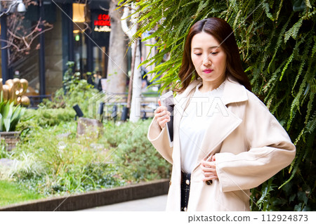 Business woman commute Business woman commute 112924873