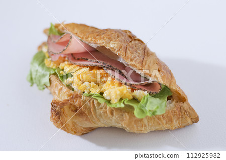美味的火腿蛋可頌三明治 美味的火腿蛋可頌三明治 112925982