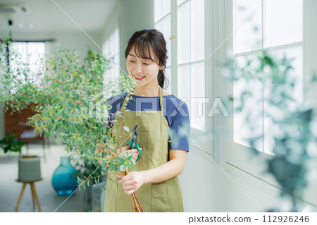 一名在花店工作的女士 112926246