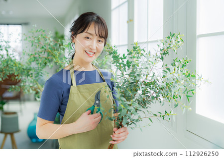 一名在花店工作的女士 112926250