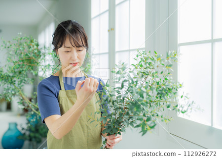 一名在花店工作的女士 一名在花店工作的女士 112926272