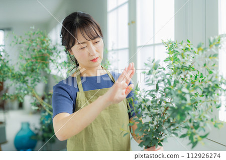 一名在花店工作的女士 112926274