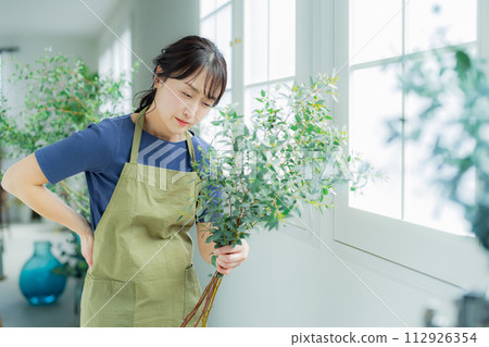 A woman working at a flower shop 112926354