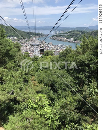 The townscape of Onomichi seen behind the gondola 112926456