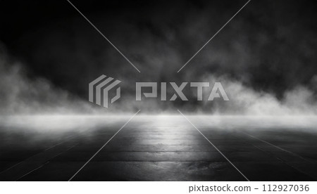 混凝土地板的圖像。黑色背景上的白雲、霧氣或煙霧。 112927036