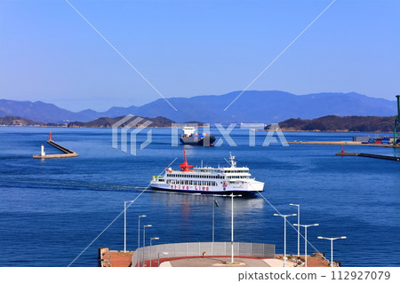 [香川縣] 從高松標誌塔展望台（Sunport Takamatsu）看到的高松港和瀨戶內海諸島 112927079