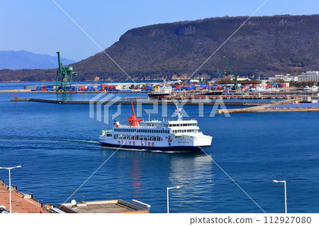 [香川縣] 從高松標誌塔展望台（Sunport Takamatsu）看到的高松港和瀨戶內海諸島 112927080