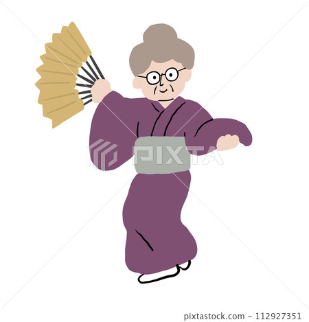 穿著和服拿著扇子跳日本舞的老婦人1 112927351