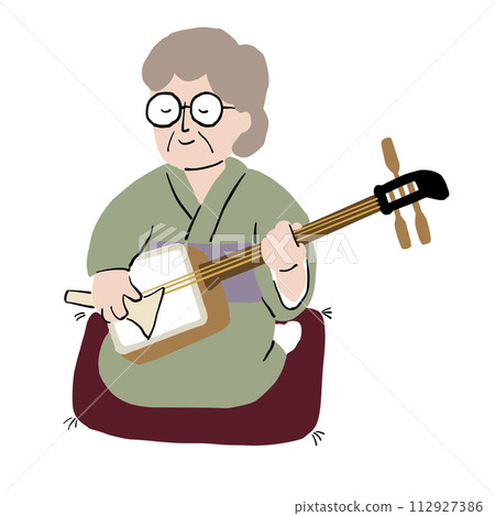 穿著服彈三味線的老婦人 112927386