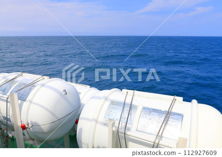 安裝在船上的充氣救生筏 112927609