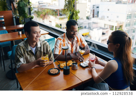 Group of cheerful friends meeting in cafe 112928538