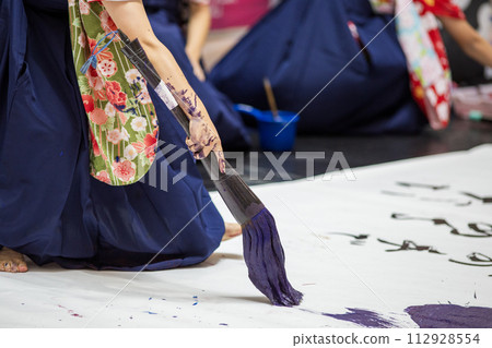 穿著褲裙寫書法的女人 穿著褲裙寫書法的女人 112928554