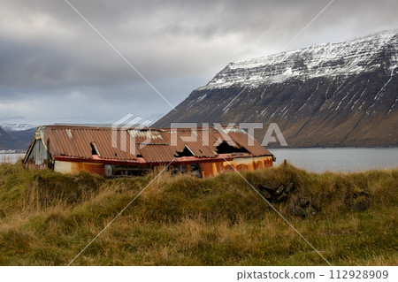 Abandoned house on the coast of a fjord, Iceland 112928909