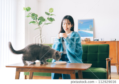 A woman living with a cat 112929016
