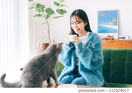 一個女人和一隻貓住在一起 112929017