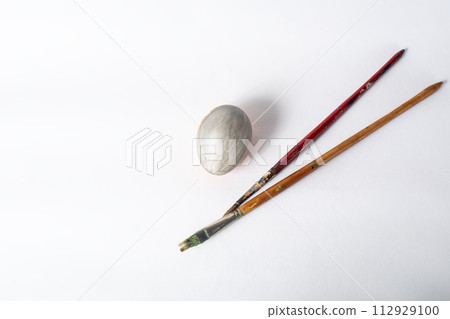 Colorful easter eggs and paint brushes isolated on white background 112929100