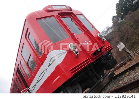 保存在千葉縣波波山的永團 400 型 454 號列車已恢復其美麗的形態。 保存在千葉縣波波山的永團 400 型 454 號列車已恢復其美麗的形態。 112929141