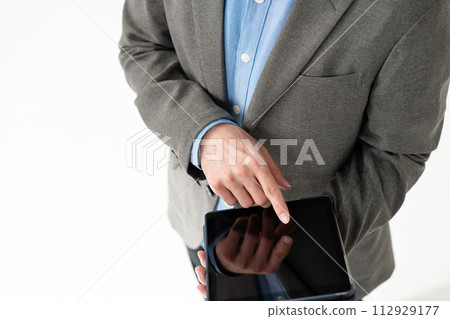 Men with tablets 112929177