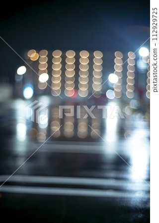 夜晚雨夜城市雨天道路背景素材 夜晚雨夜城市雨天道路背景素材 112929725