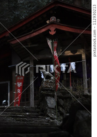 A hidden shrine with a wolf statue 112930213