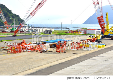 Crawler crane working on the wharf Crawler crane working on the wharf 112930374