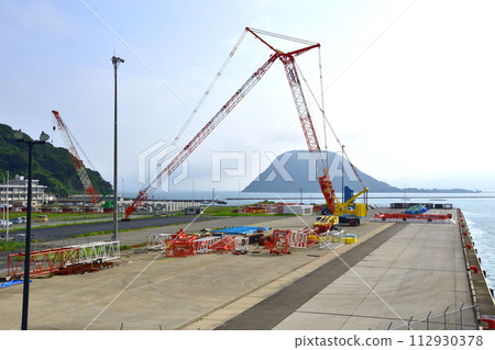 履帶式起重機在碼頭工作 112930378