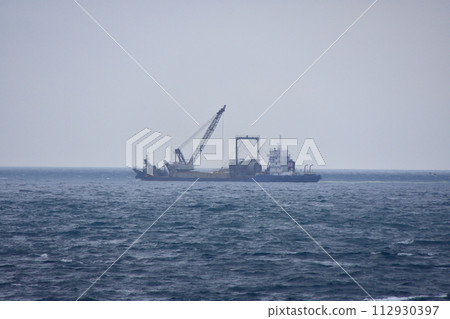 貨船在地平線附近移動 112930397