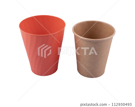 a plastic cup and a paper cup a plastic cup and a paper cup 112930493