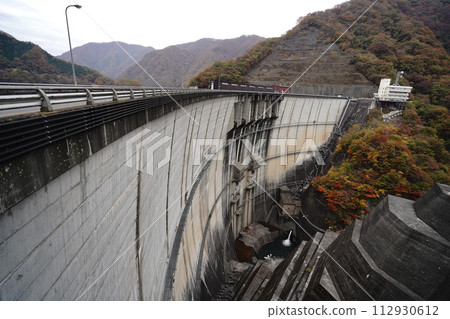 川地大壩,一座橫跨鬼怒川的拱形混凝土大壩,2023 年 11 月 4 日 川地大壩,一座橫跨鬼怒川的拱形混凝土大壩,2023 年 11 月 4 日 112930612